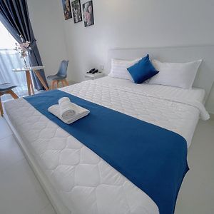 VI An Hotel